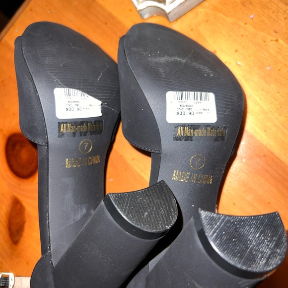 Windsor, womens black block heels. NWT and box. - Picture 4 of 4